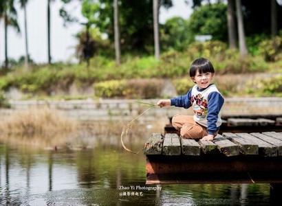 一个男人和一个女人在一起相亲